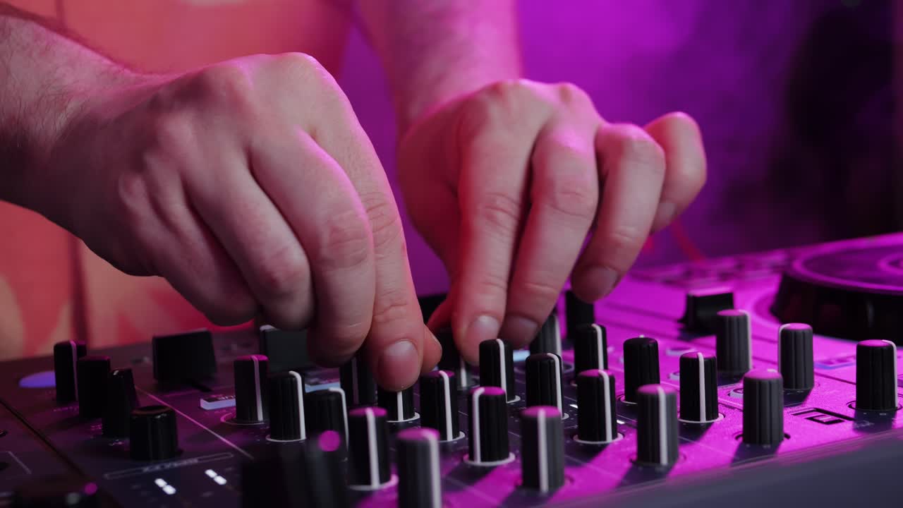 actuación de dj en un club nocturno