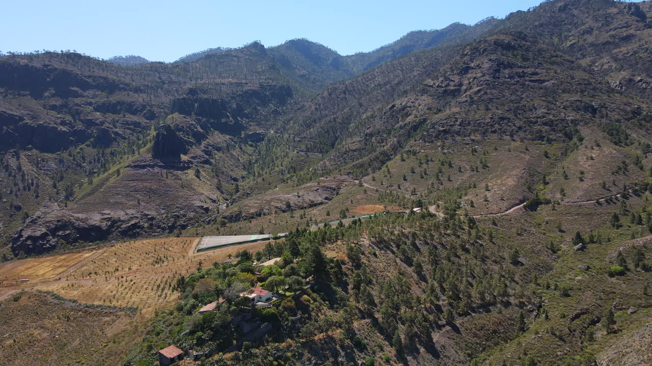 parque natural de tamadaba, tirma: vista aérea viajando a un paisaje fantástico con altas montañas y árboles de este parque natural en la isla de gran canaria en un día soleado