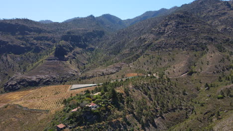 parque natural de tamadaba, tirma: vista aérea viajando a un paisaje fantástico con altas montañas y árboles de este parque natural en la isla de gran canaria en un día soleado