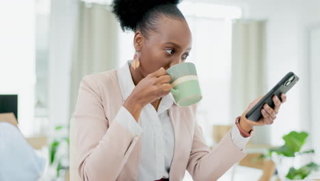 Redes-Sociales,-Descanso-Y-Mujer-Negra-Con-Teléfono