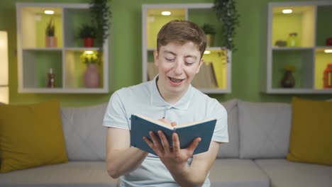 un joven feliz y tomando notas.
