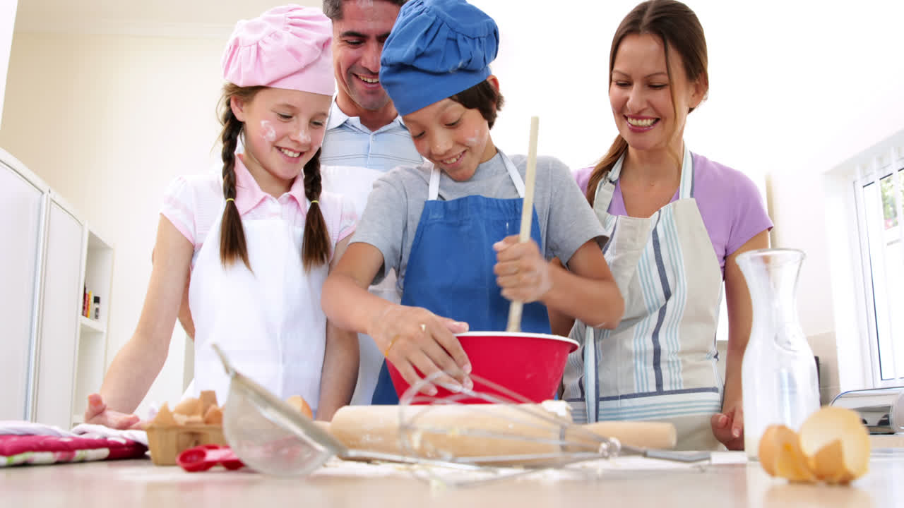 familia linda horneando juntos