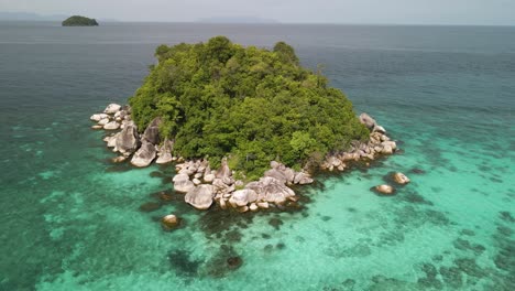 Tiro-De-Arco-Aéreo-Dando-Vueltas-Alrededor-De-Una-Pequeña-Isla-Boscosa-Cerca-De-Ko-Lipe,-Tailandia