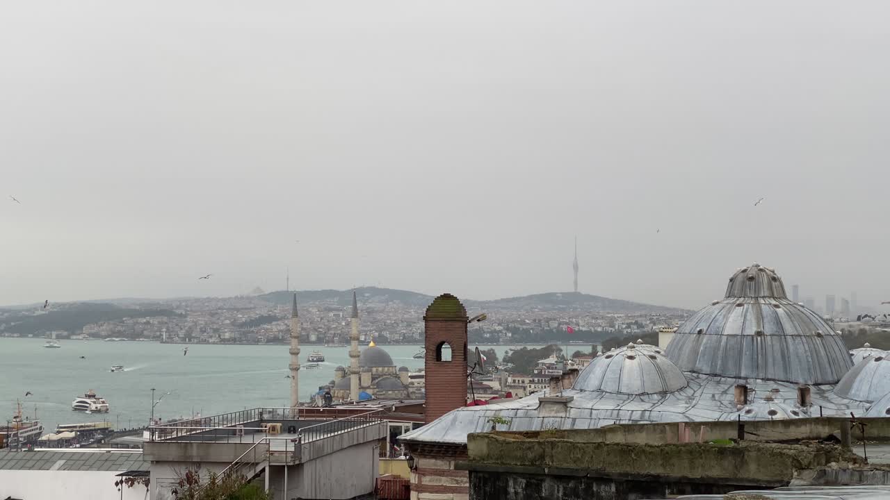 이스탄불의 파노라마, 구름과 안개가 가득한 가을 날씨에 수레마니 모스크에서 보스포루스 만의 전망