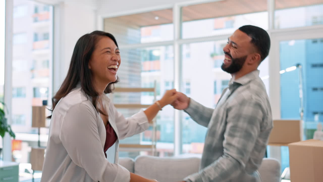 compañero, sonrisa y pareja con cajas