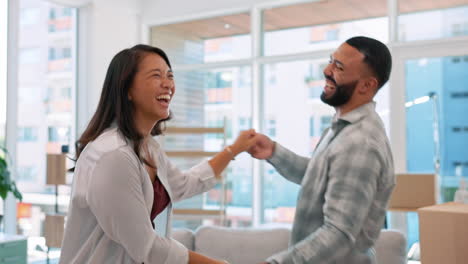 compañero, sonrisa y pareja con cajas