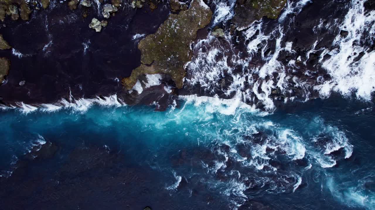 vista aérea de arriba hacia abajo de la cascada de hraunfossar y el río hvita en el oeste de islandia
