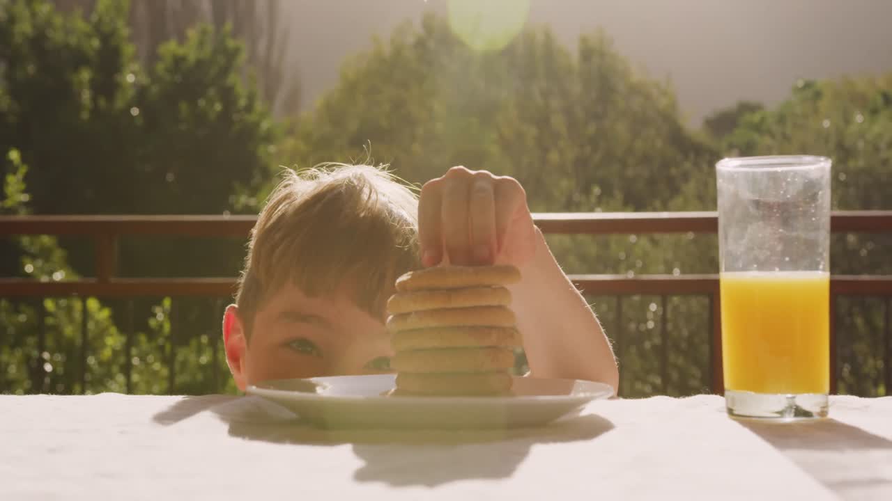 야외 에서 함께 아침 식사를 하는 가족