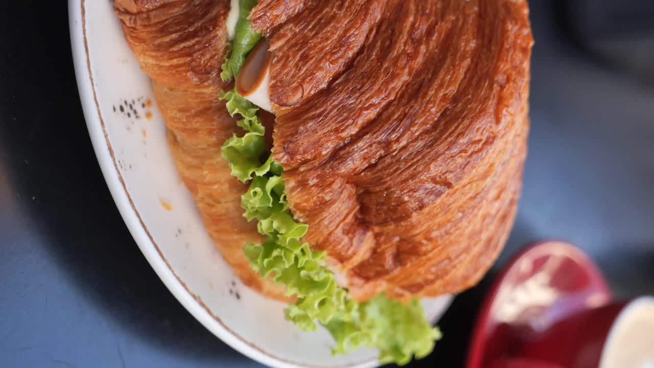 크루아상 샌드위치