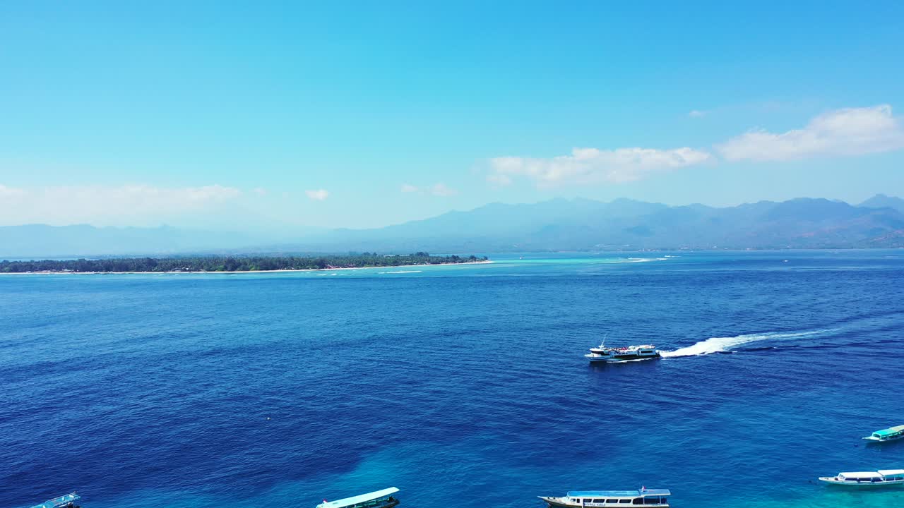 보트와 관광 유람선이 바다를 가로질러 항해하는 밝은 푸른 바다의 공중