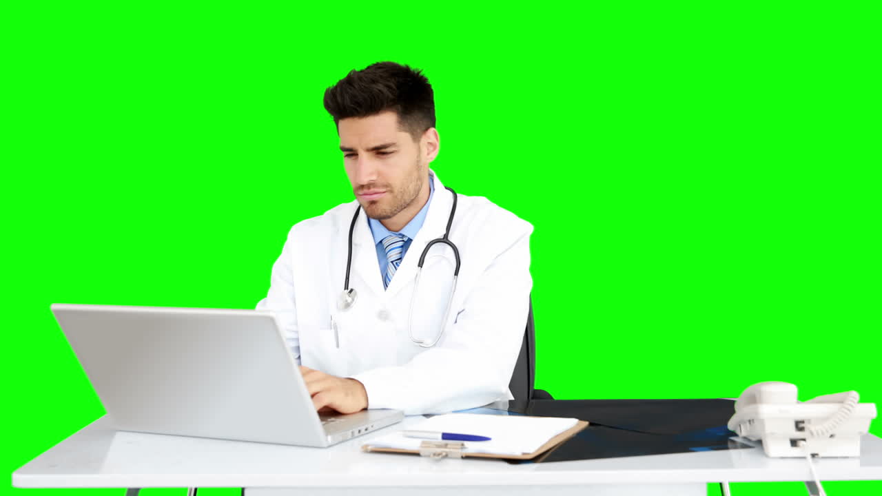 joven médico trabajando en su escritorio