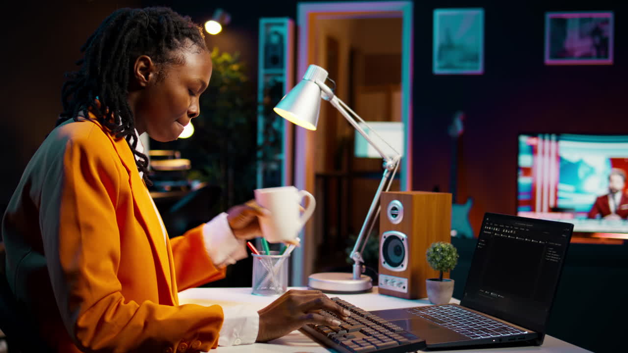Studente afroamericano di informatica che pratica esercizi di codifica o programmazione