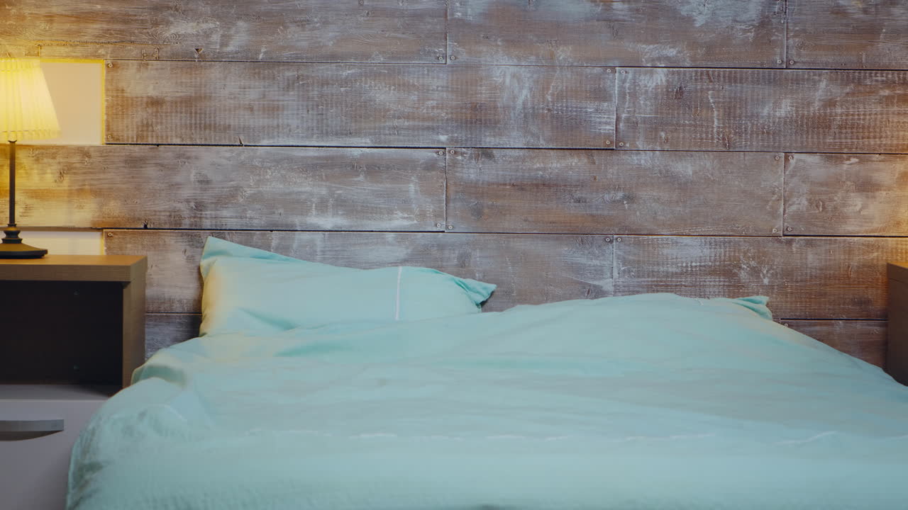 침대 위에 편안한 매트리스가 있는 빈 방.