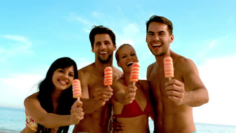 Amigos-Riendo-Con-Helado-En-La-Playa