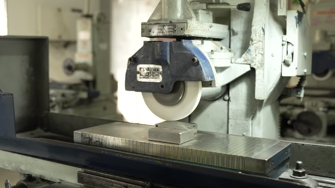 금속 부품 을 절단 하는 금속 가공 기계 의 전망