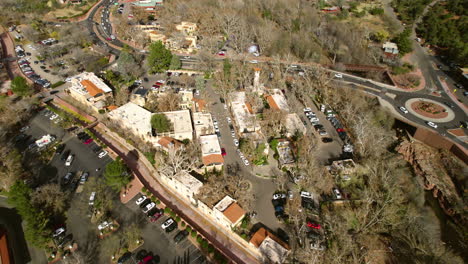 Vista-Aérea,-Pueblo-De-Artes-Y-Compras-De-Tlaquepaque,-Sedona-Arizona-Usa-Hito-Y-Tráfico-Por-Carretera