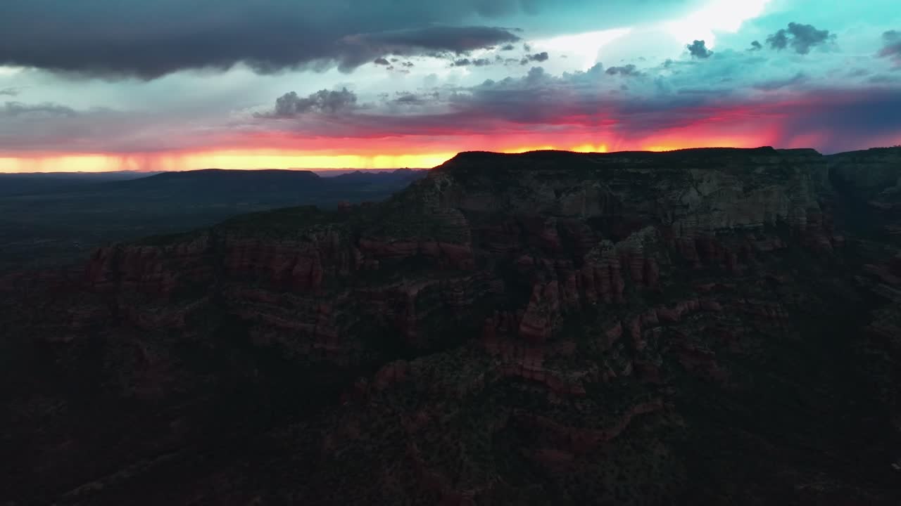 cielo colorido al atardecer con legendarias rocas rojas de sedona en arizona, estados unidos