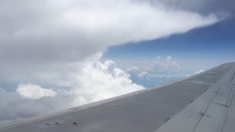 Eine-Große-Nebelwolke-Bedeckt-Den-Flügel-Des-Flugzeugs,-Wenn-Es-Einfliegt