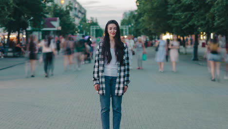 도시 거리에서 한 여자