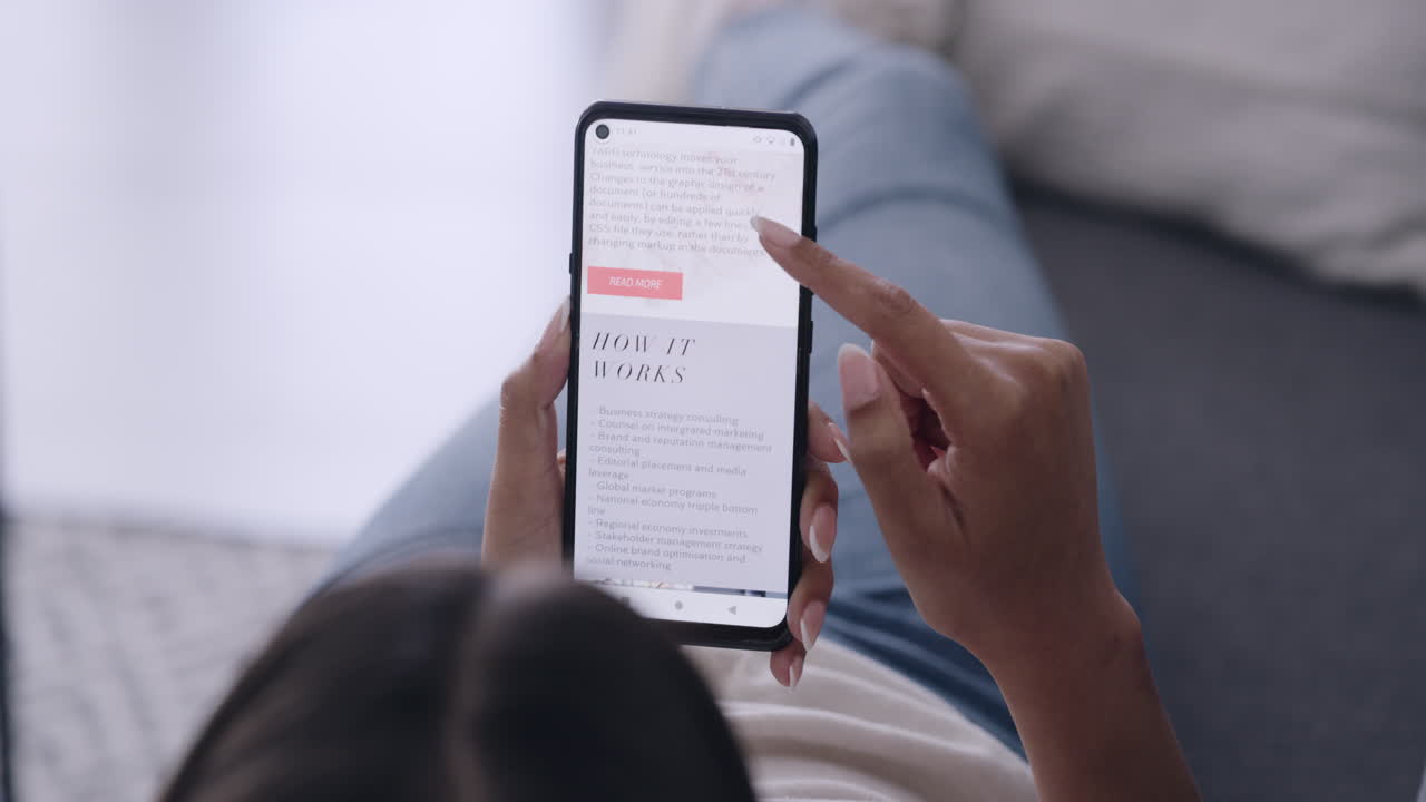 una mujer desplazando noticias sobre negocios reales