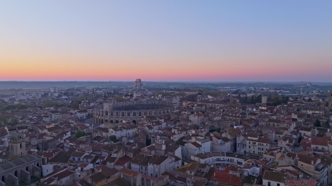 Il drone cattura l'alba su Arles con anfiteatro e fiume.