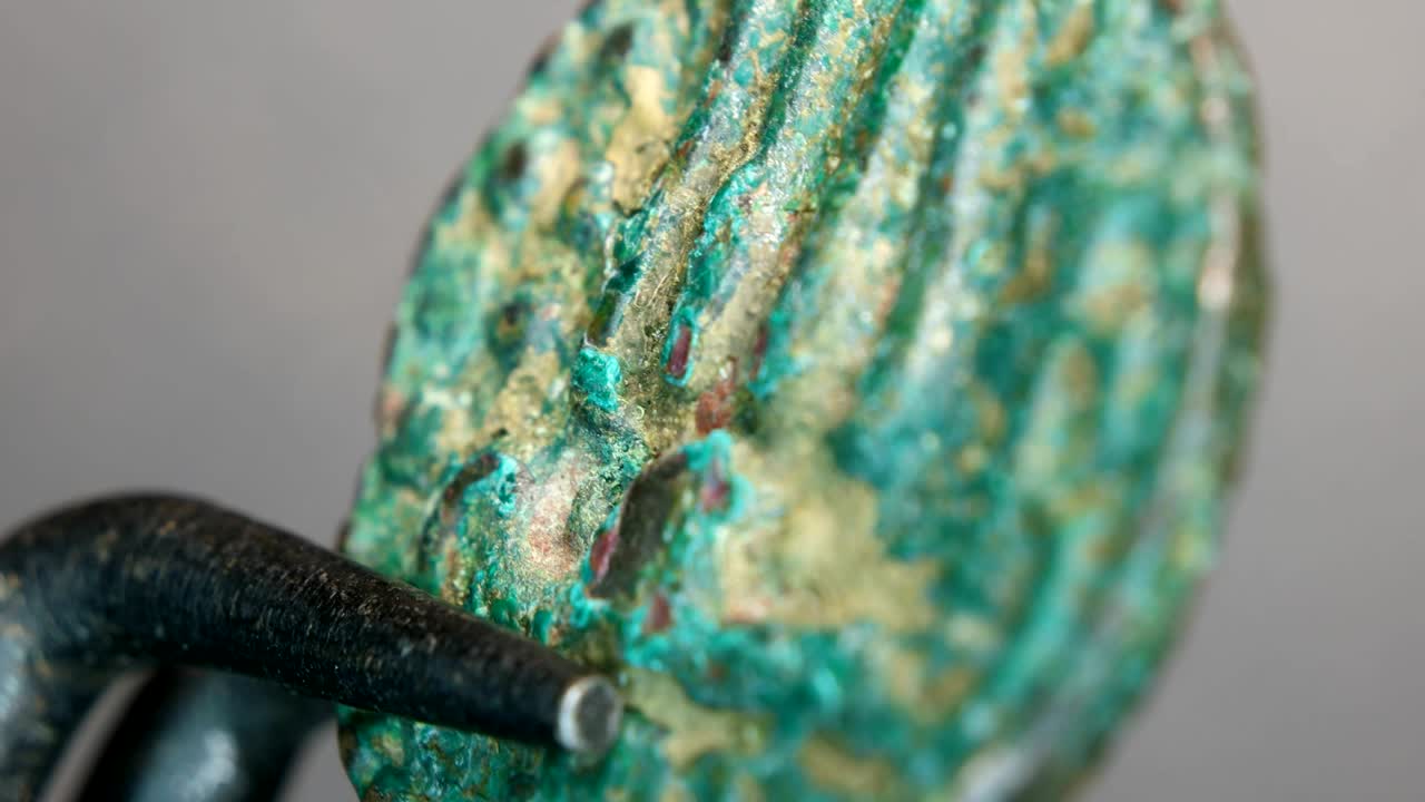 매우 오래된 동전의 근접 사진