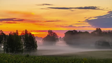 Hermoso-Y-Vibrante-Amanecer-Cielo-Timelapse-De-Niebla-En-Movimiento