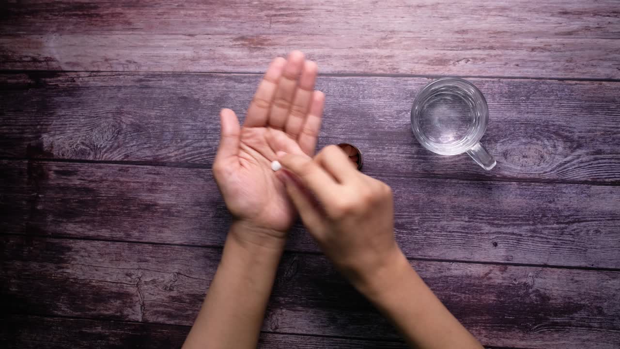 물과 함께 약을 복용하는 것