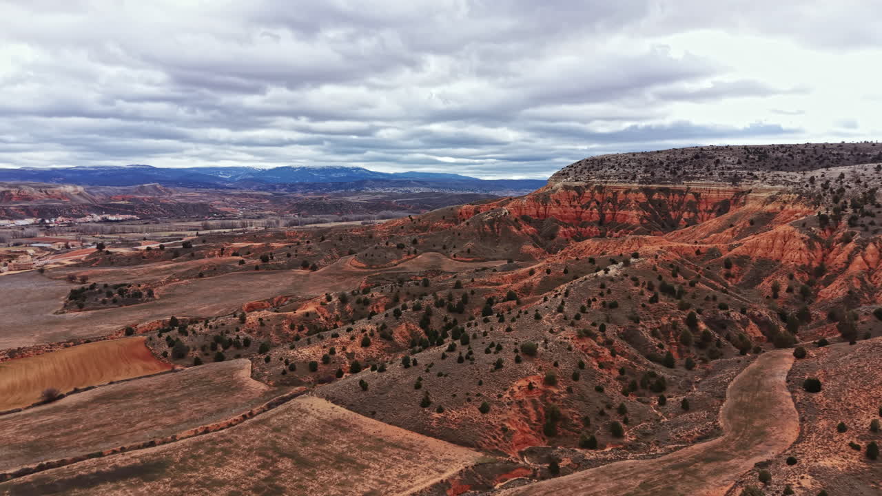 Esplorazione di un paesaggio canyon con colline rocciose e nuvole nel cielo, di giorno, in una località non specificata.