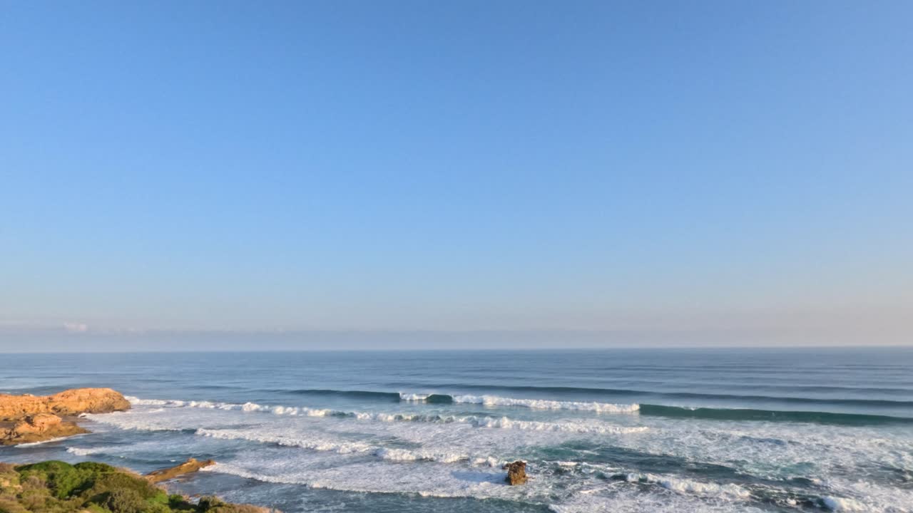 파도가 이 많은 해안선의 바위에 부히고