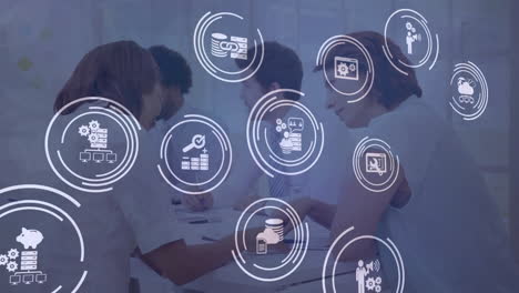 animación del icono en círculos de carga sobre diversos compañeros de trabajo discutiendo informes en la oficina