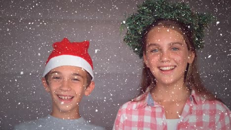 Composición-De-Video-Con-Nieve-Cayendo-Sobre-Dos-Niños-Sonrientes