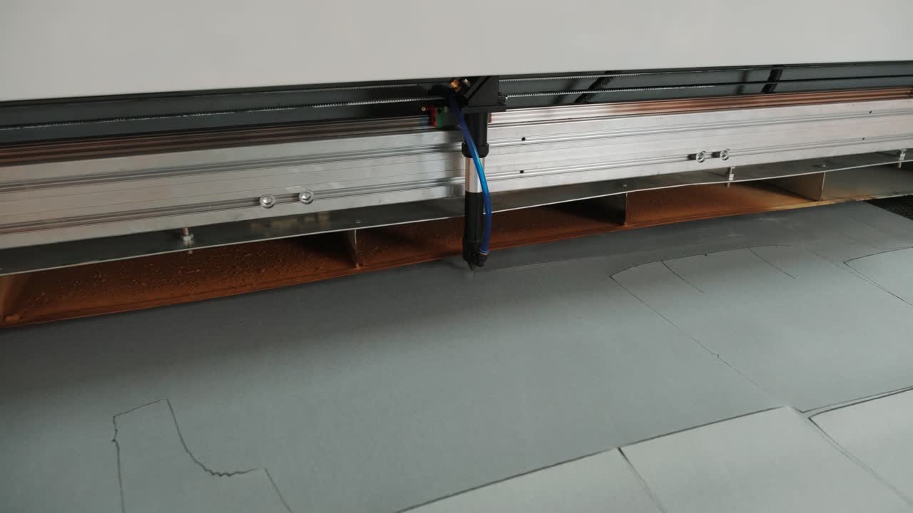 máquina cnc para cortar telas, materiales textiles y cuero, marcado y medición por láser. producción moderna de calzado.