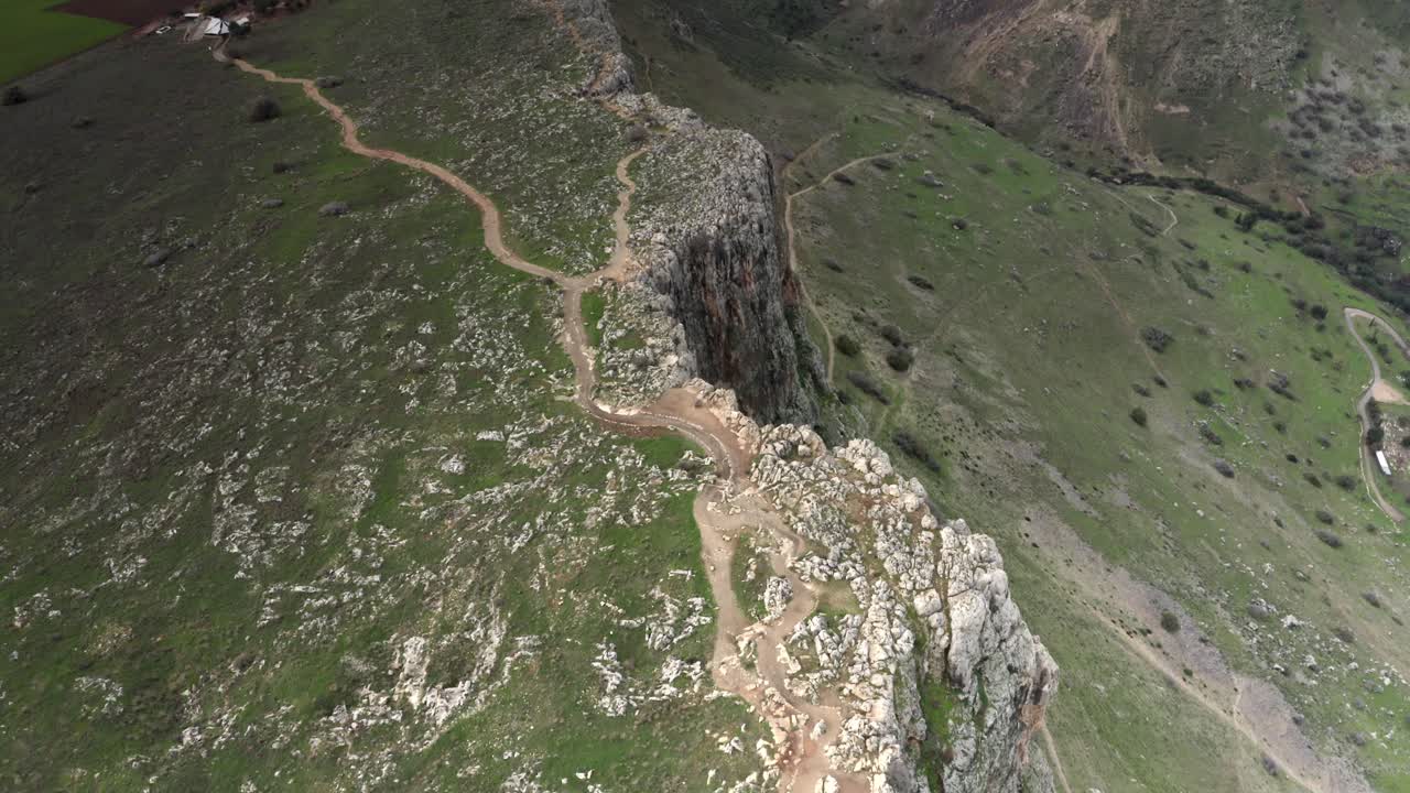 Vista aerea di una scogliera di montagna con sentieri escursionistici