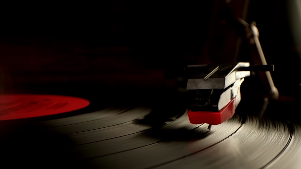비닐 레코드가 회전하고 있습니다. 그라모폰 바늘 클로즈업. 디스코 컨셉, 레코드 컬렉션