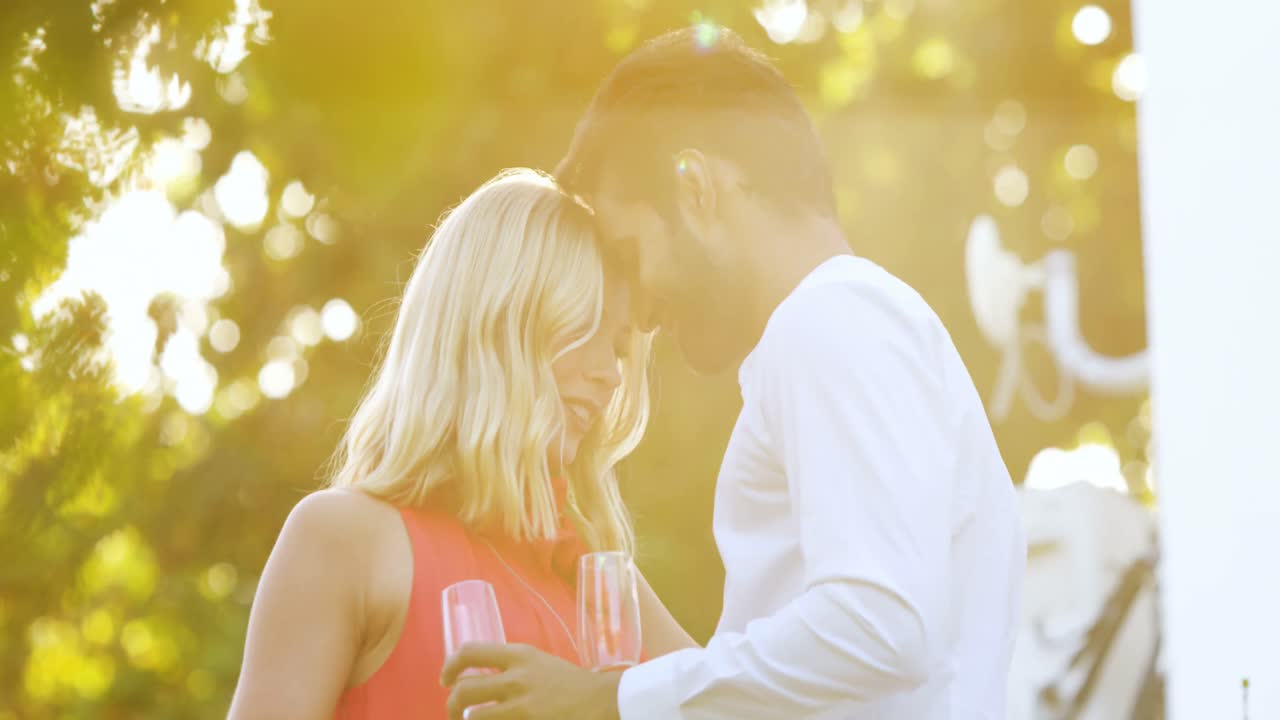 발코니에서  ⁇ 페인을 마시는 사랑스러운 커플