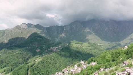 gran vista aérea de los alpes orobie y el cielo con nubes