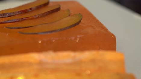 cerca de la delicia turca girar en la bandeja en el fondo de las ciruelas maduras. postre de frutas, mermelada, jujube.