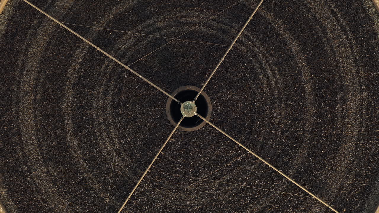 공중 조망 폐기물 처리 시설 폐수 처리 하수 시설 청소 검은 물 위생 화학 물질로 위에서 드론 4k