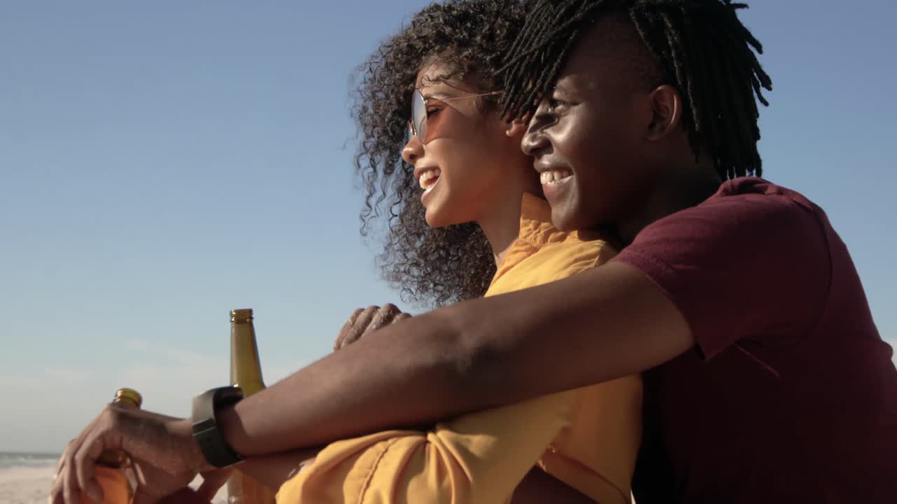 해변에서 서로 포옹하는 커플 4k