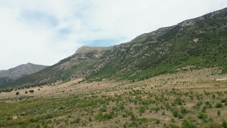 grandes campos en la base de la montaña en albania