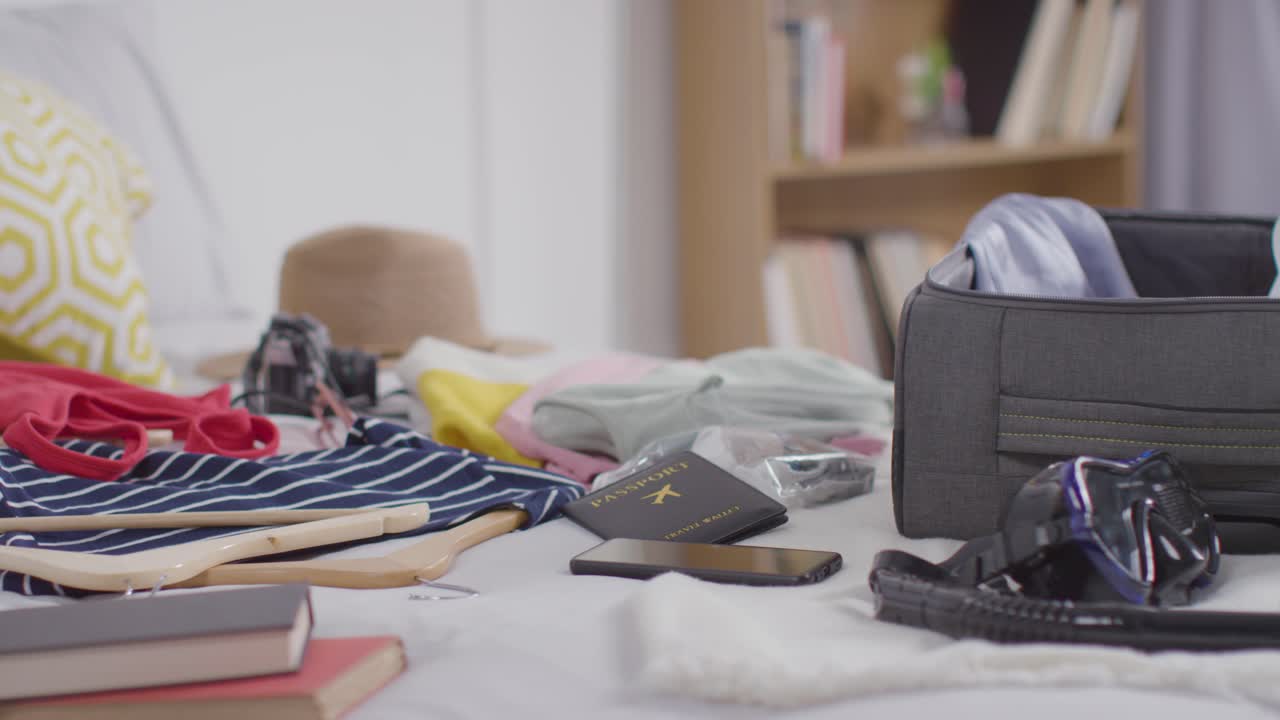 여름 휴가를 위해 집에서 침대 위에 열린 수하물의 클로즈업 2