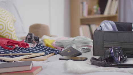 여름 휴가를 위해 집에서 침대 위에 열린 수하물의 클로즈업 2