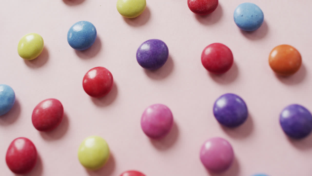 분홍색 배경에 다채로운 렌즈의 비디오