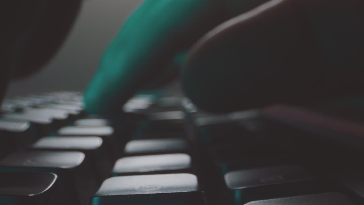 крупный план рук, печатающих на клавиатуре