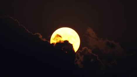 Vollmond-Am-Nachthimmel-Zwischen-Den-Wolken.