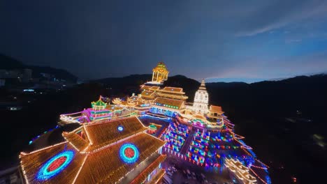 Erleben-Sie-Das-Pulsierende-Chinesische-Neujahrsfest-Im-Kek-Lok-Si-Tempel-Auf-Der-Insel-Penang,-Malaysia,-Mit-Unseren-FPV-Luftaufnahmen