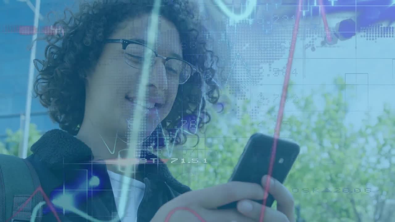 animación de datos financieros sobre un hombre biracial usando un teléfono inteligente