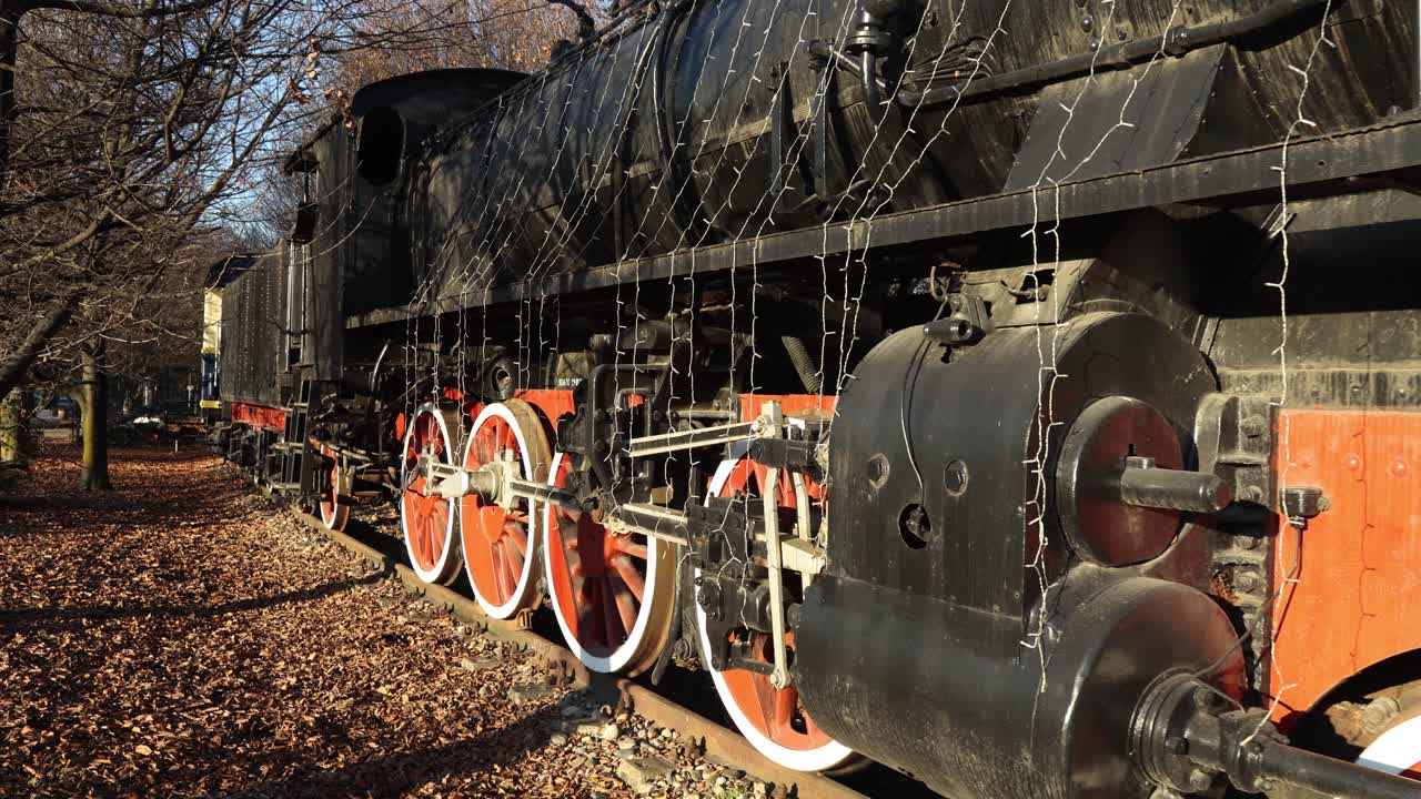 겨울날 공원의 철도에 있는 골동품 증기 기관차와 마차