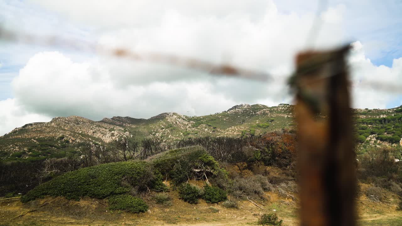valla de alambre de púas rústica y hermoso paisaje montañoso en el fondo